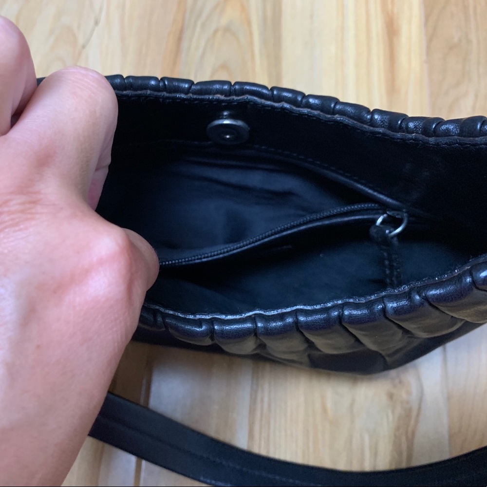 ❗️SOLD❗️🎉2xHP🎉 Yves Saint Laurent Black Handbag - Picture 4 of 9